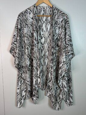Maurices Kimono One Size White Gray Reptile Snake Boho Flowy Shawl Wrap Ruana